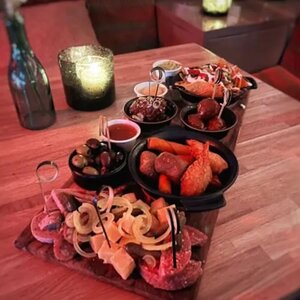 Roest wine & food bar image 5