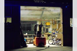 Bestelbus brandt volledig uit