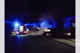 Bestelbus brandt volledig uit