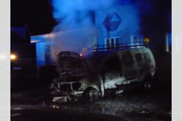 Bestelbus brandt volledig uit