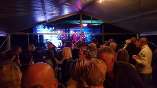 Dak eraf tijdens muziekspektakel Dorpshuis De Geist