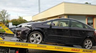 Auto rijdt wachtkamer binnen