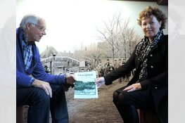 Eerste Otterplaat uitgereikt aan burgemeester Kompier