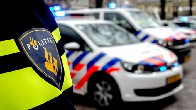 Letse drankrijder knalt op boom in Waarland