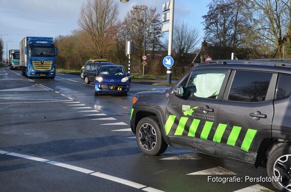 Twee auto's total-loss op Provincialeweg