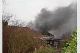 Uitslaande brand in bedrijfsschuur vol pallets in Oudkarspel