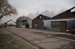 Uitslaande brand in bedrijfsschuur vol pallets in Oudkarspel