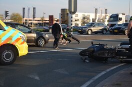 Motorrijder gewond na botsing Westerweg