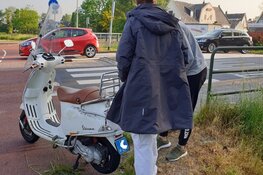 Scooterrijder licht gewond bij aanrijding Randweg