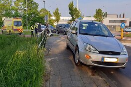 Scooterrijder licht gewond bij aanrijding Randweg