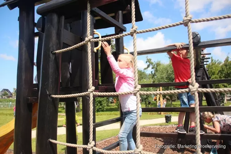 Leerlingen Van Arkelschool wijden Klim- en Klauterroute in van Museum BroekerVeiling