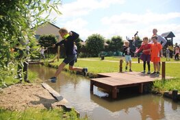 Leerlingen Van Arkelschool wijden Klim- en Klauterroute in van Museum BroekerVeiling
