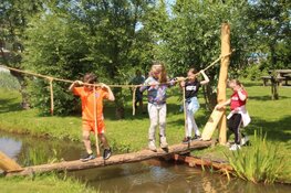 Leerlingen Van Arkelschool wijden Klim- en Klauterroute in van Museum BroekerVeiling