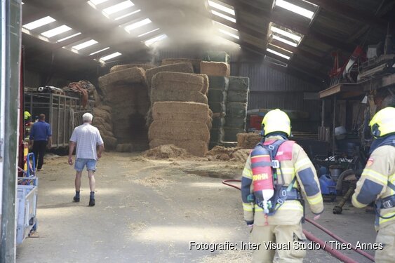 Hooibalen in schuur dreigen in brand te vliegen