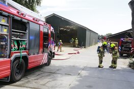 Hooibalen in schuur dreigen in brand te vliegen