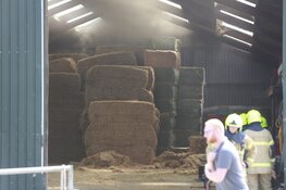 Hooibalen in schuur dreigen in brand te vliegen