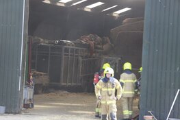 Hooibalen in schuur dreigen in brand te vliegen