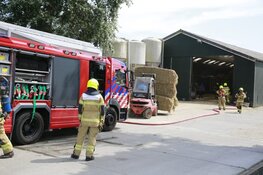 Hooibalen in schuur dreigen in brand te vliegen