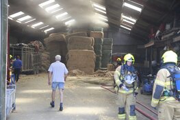 Hooibalen in schuur dreigen in brand te vliegen
