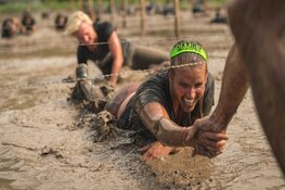 Vijftig baggervette obstakels overwinnen tijdens de major obstacle run