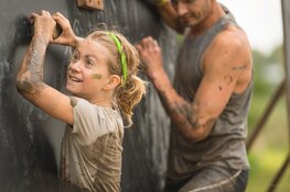 Vijftig baggervette obstakels overwinnen tijdens de major obstacle run