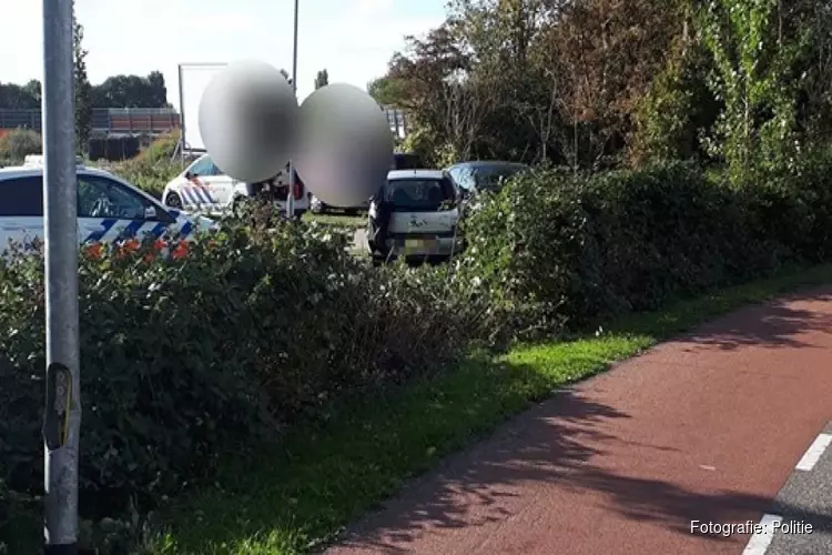 Beschonken bestuurder mist flauwe bocht en knalt op geparkeerde auto