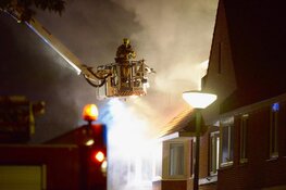 Uitslaande brand op zolder in Alkmaarse woning: omliggende huizen ontruimd