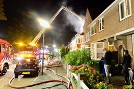 Uitslaande brand op zolder in Alkmaarse woning: omliggende huizen ontruimd