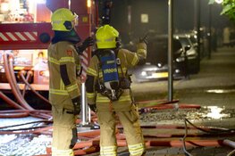 Uitslaande brand op zolder in Alkmaarse woning: omliggende huizen ontruimd