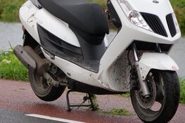 Uitwijkende brommer valt in gras bij lichte botsing in Koedijk