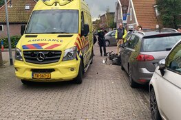 Man op scooterwrak rijdt twee auto&#39;s aan