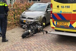 Man op scooterwrak rijdt twee auto&#39;s aan