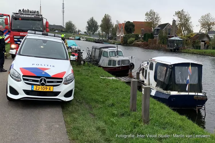 Moeder en zoon stoken &#39;levensgevaarlijk&#39; warmtevuurtje op bootje in Noord-Scharwoude