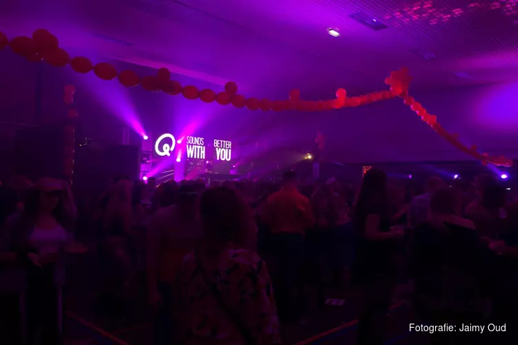 Vier uur lang foute hits in Sporthal Geestmerambacht!