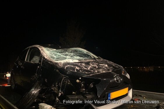Auto over de kop in Zuid-Scharwoude
