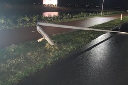 Auto over de kop in Zuid-Scharwoude