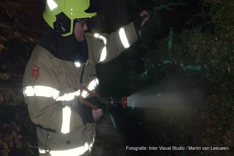 Coniferenhaag in brand in Broek op Langedijk