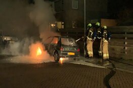 Auto vliegt in brand in Noord-Scharwoude