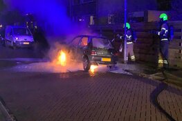 Auto vliegt in brand in Noord-Scharwoude