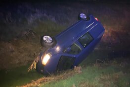 Busje op zijn kop in sloot Heerhugowaard