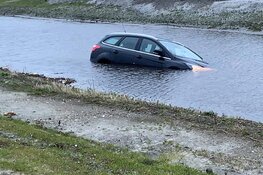 Auto rolt vanaf parkeerplaats te water