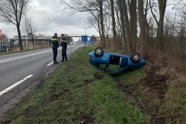 Vrouw raakt afgeleid door losgeschoten hond: auto belandt op z'n kop in Heerhugowaard