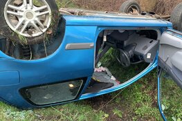 Vrouw raakt afgeleid door losgeschoten hond: auto belandt op z'n kop in Heerhugowaard