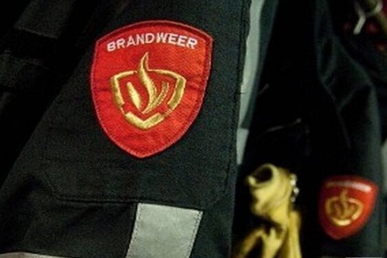 Bestuurder belandt met auto in de sloot in Oudkarspel: 'Brandweer haalde man eruit'