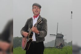 Kees Kaas speelt ‘Liedjes voor Later’ in atelier Sietse Wiersma