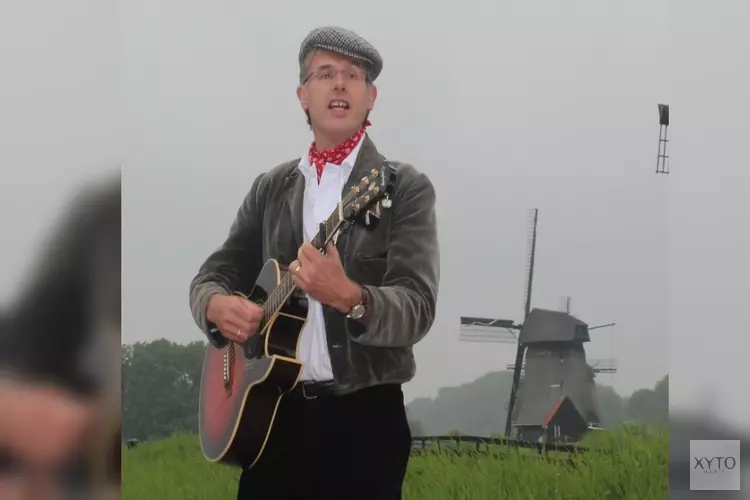 Kees Kaas speelt ‘Liedjes voor Later’ in atelier Sietse Wiersma