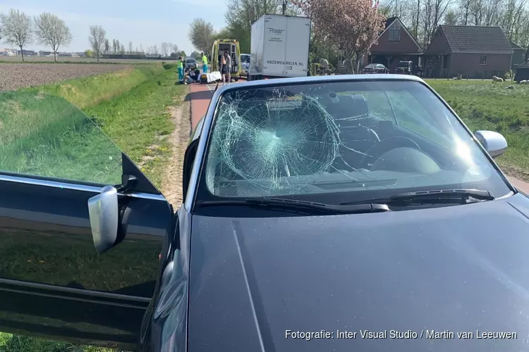 Wandelaar geschept door auto
