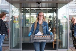 Wonen Plus Welzijn brengt op Bevrijdingsdag 1700 oranje gebakjes bij cliënten