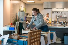 Wonen Plus Welzijn brengt op Bevrijdingsdag 1700 oranje gebakjes bij cliënten