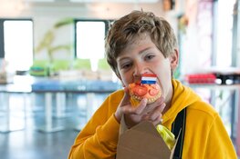 Wonen Plus Welzijn brengt op Bevrijdingsdag 1700 oranje gebakjes bij cliënten